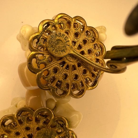 Miriam Haskell Earrings Vintage Signed Faux Coral Shell Beaded Clip/ Screw back - Picture 13 of 14